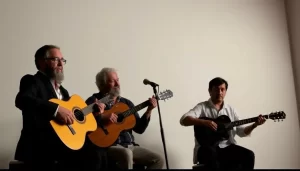 Guitarra de los hermanos Lara con Paco y Santiago Lara out-0-194